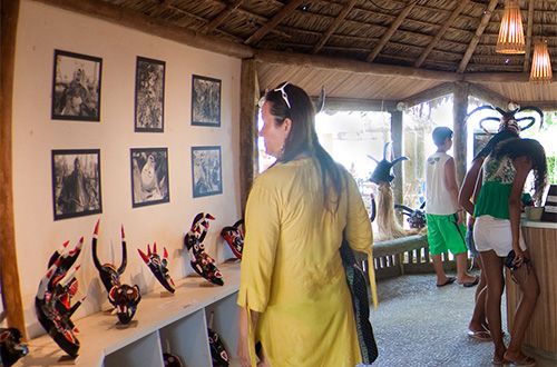 Caretas: exposição valoriza tradição cultural na Praia do Forte